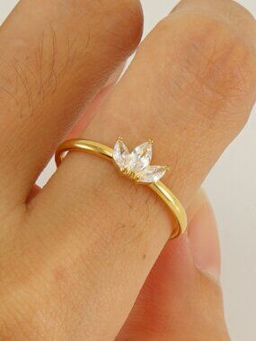 gold maple leaf ring